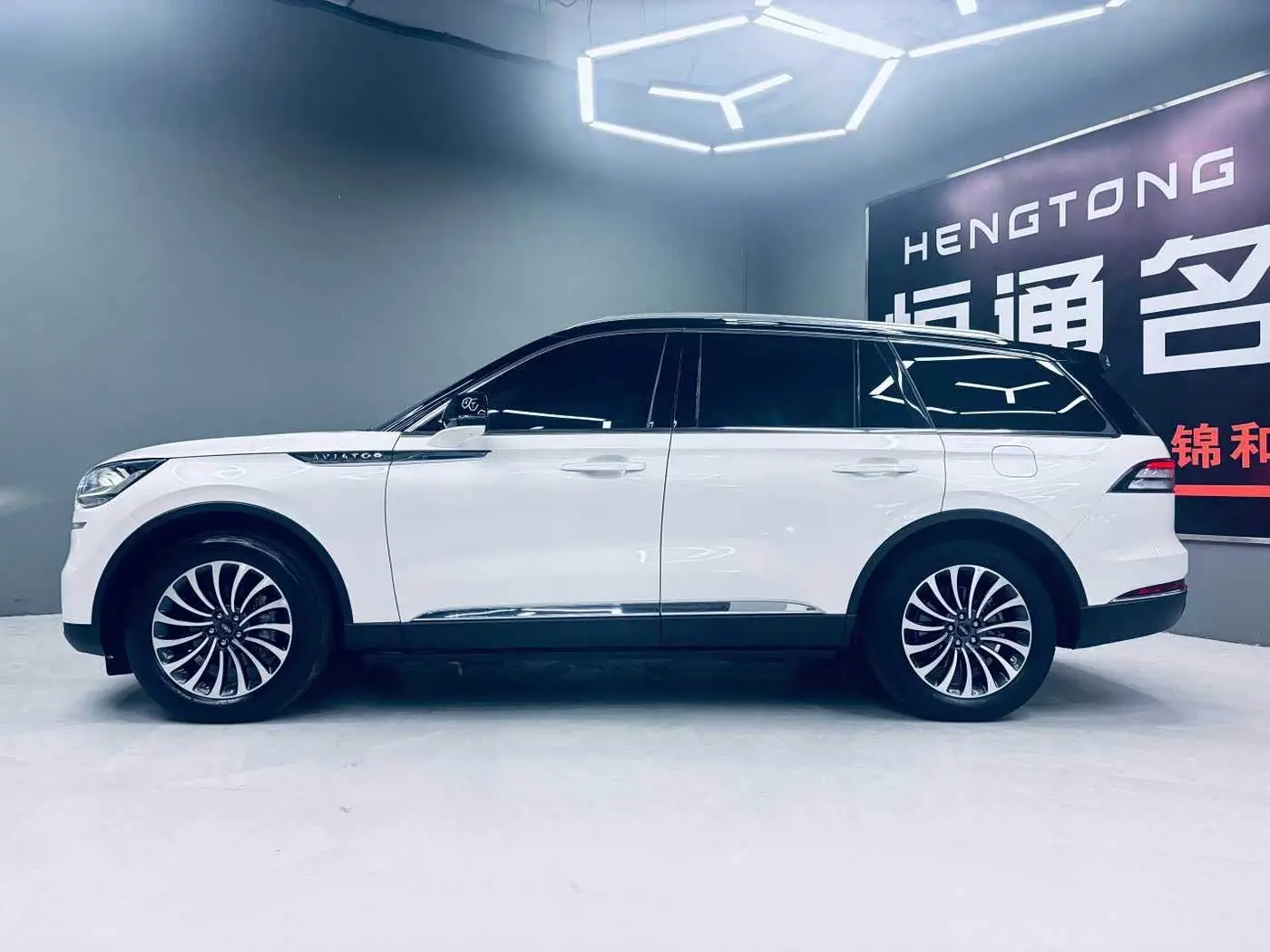 Lincoln Aviator 2022 — Photo 2/18