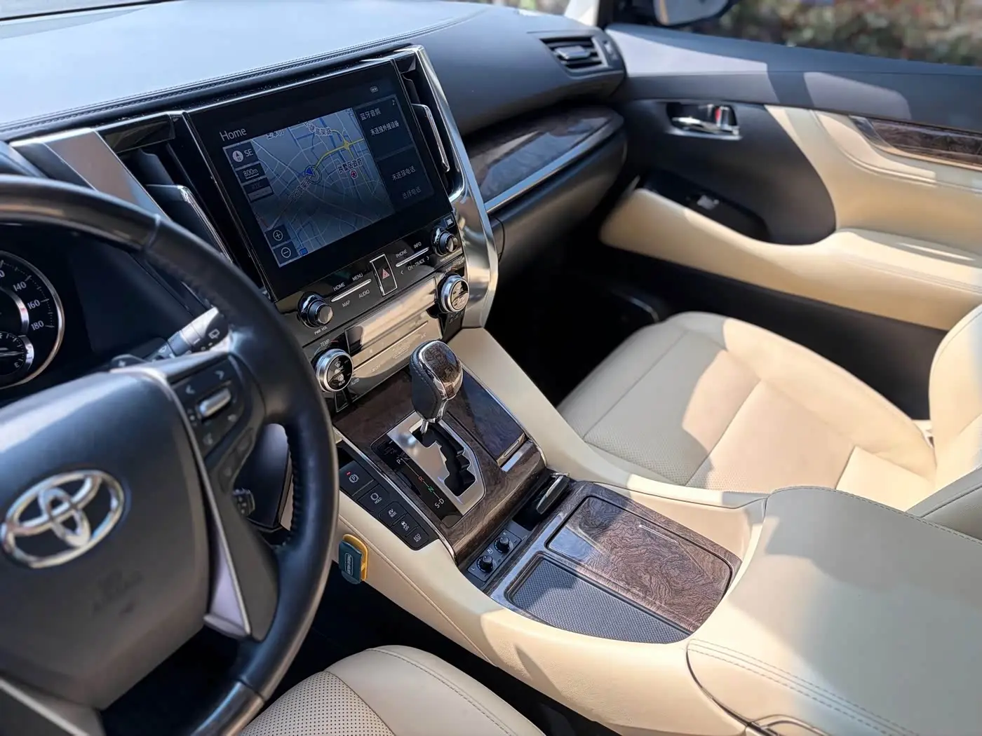Toyota Alphard 2022 — Photo 8/20