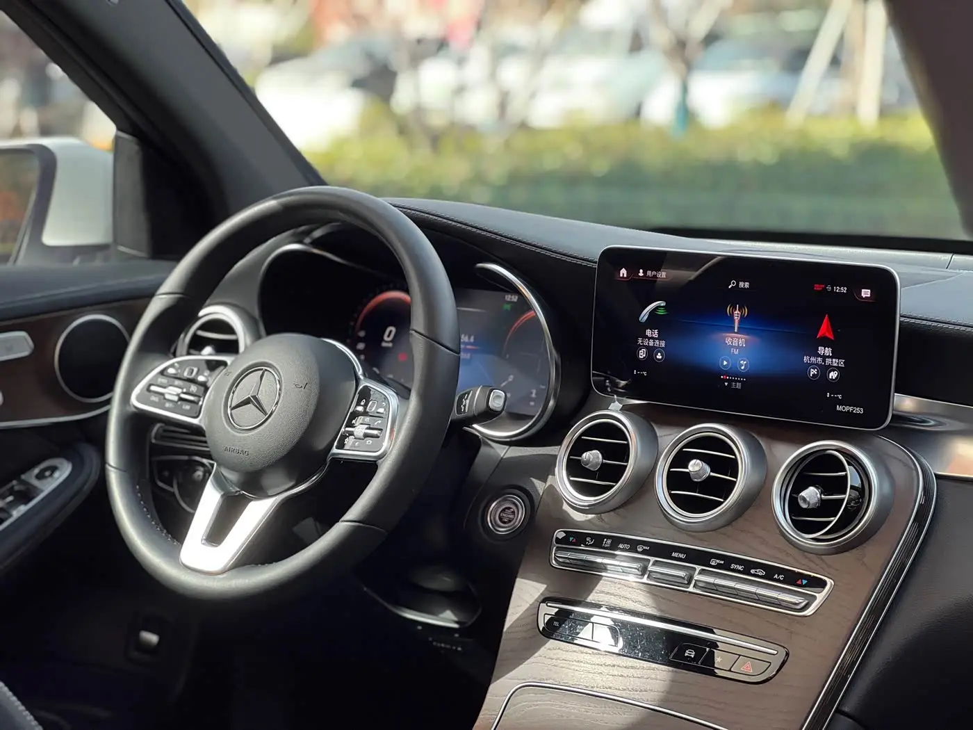 Mercedes-Benz GLC 2019 — Photo 7/17
