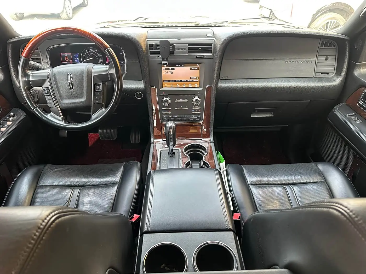Lincoln Navigator 2018 — Photo 8/9