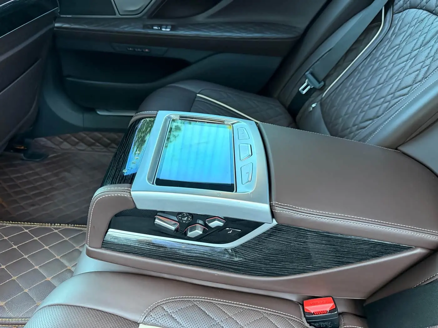 BMW 7 Series 2019 — Photo 11/16