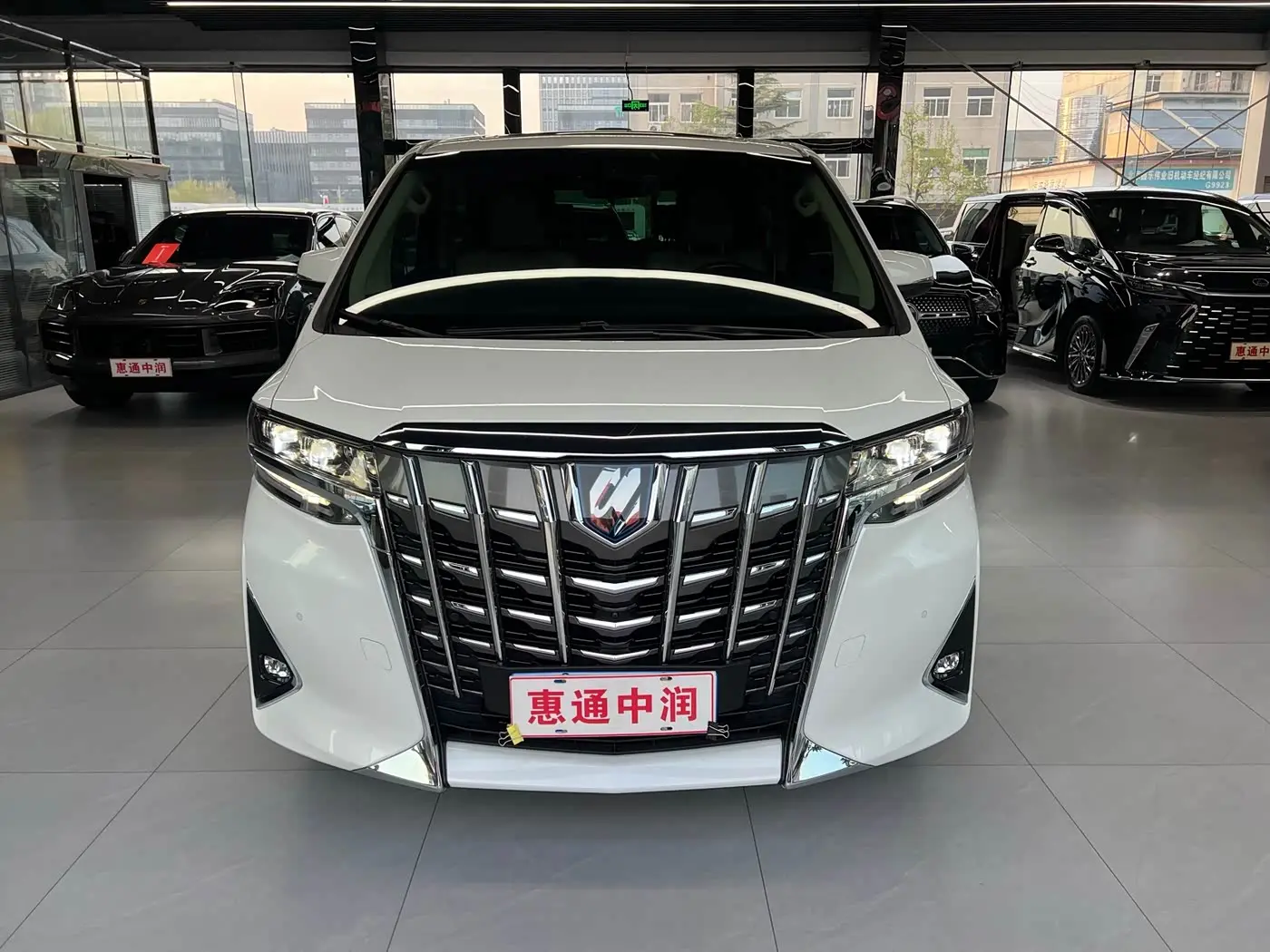 Toyota Alphard 2021 — Photo 2/18