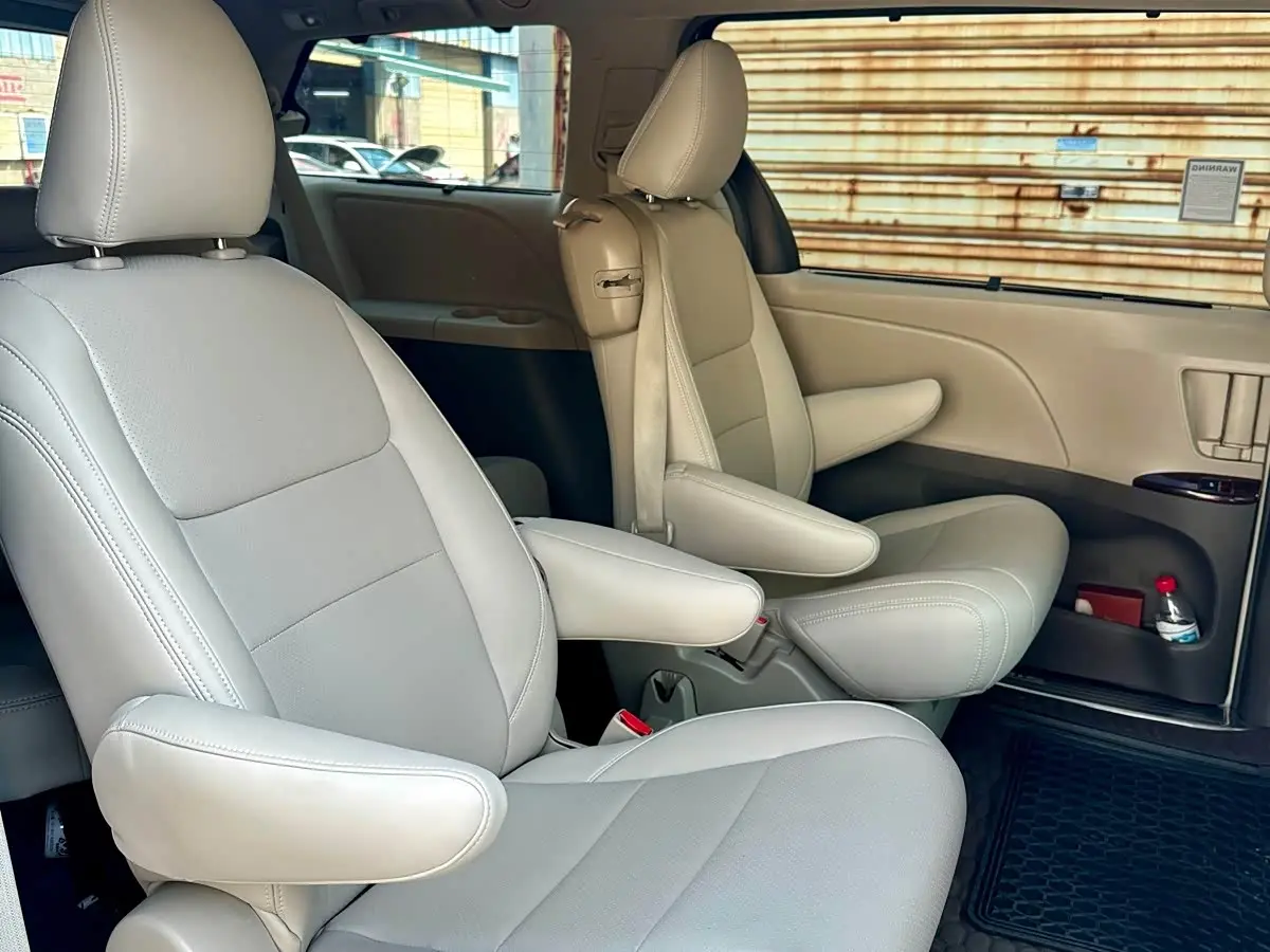 Toyota Sienna 2015 — Фото 12/18