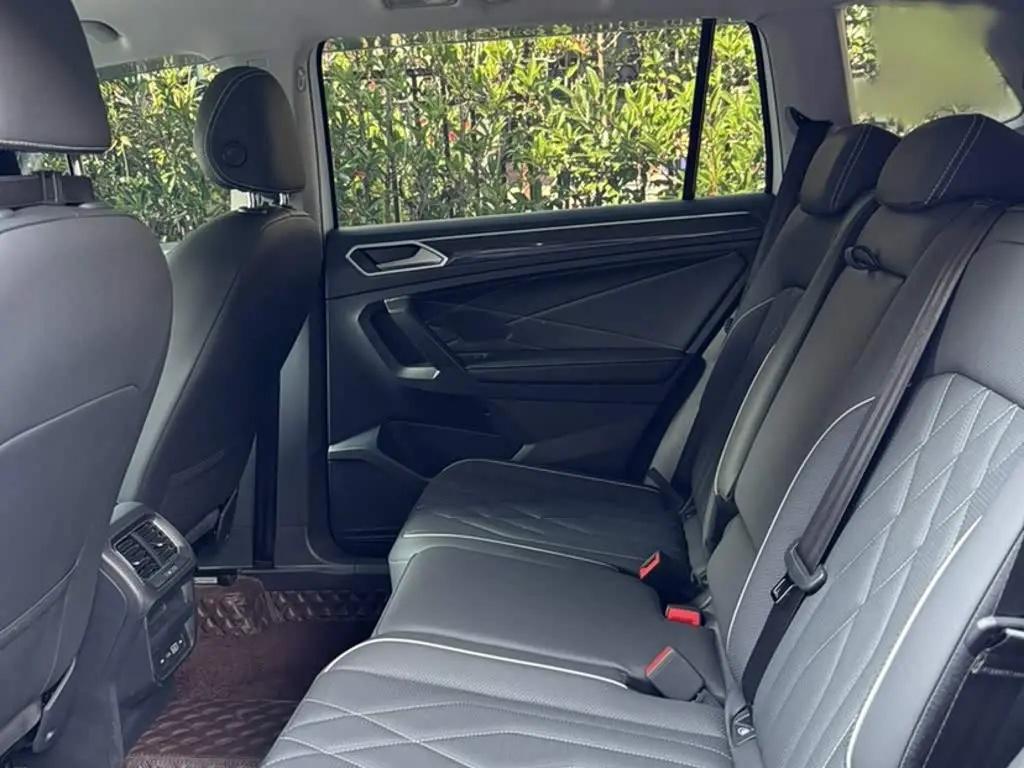 Volkswagen Tiguan L 2023 — Фото 11/12