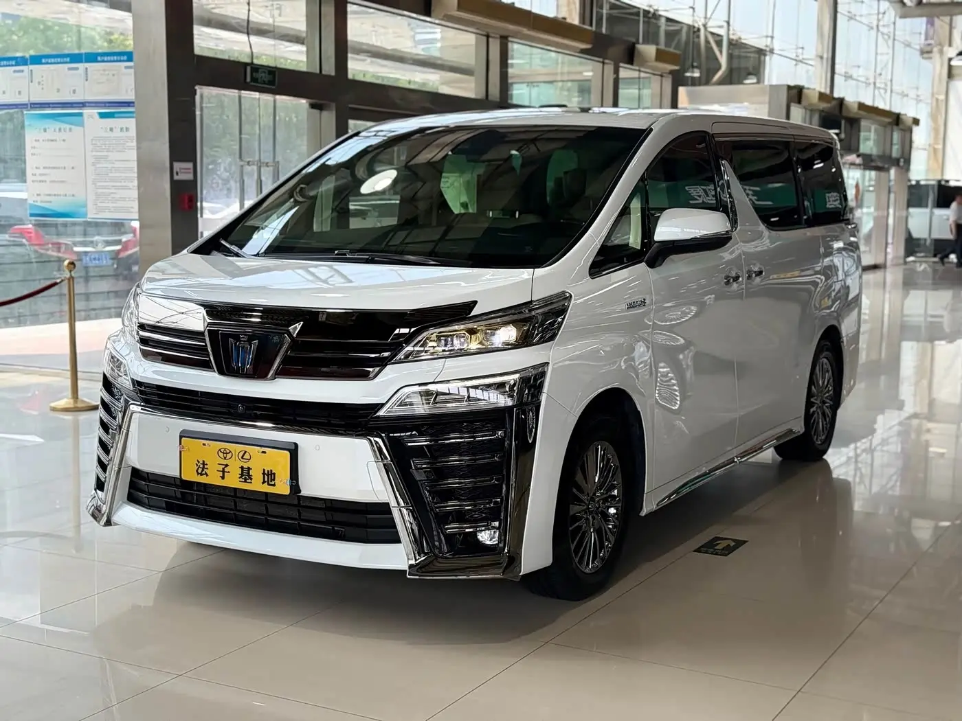 Toyota Vellfire 2023 — ფოტო 3/20