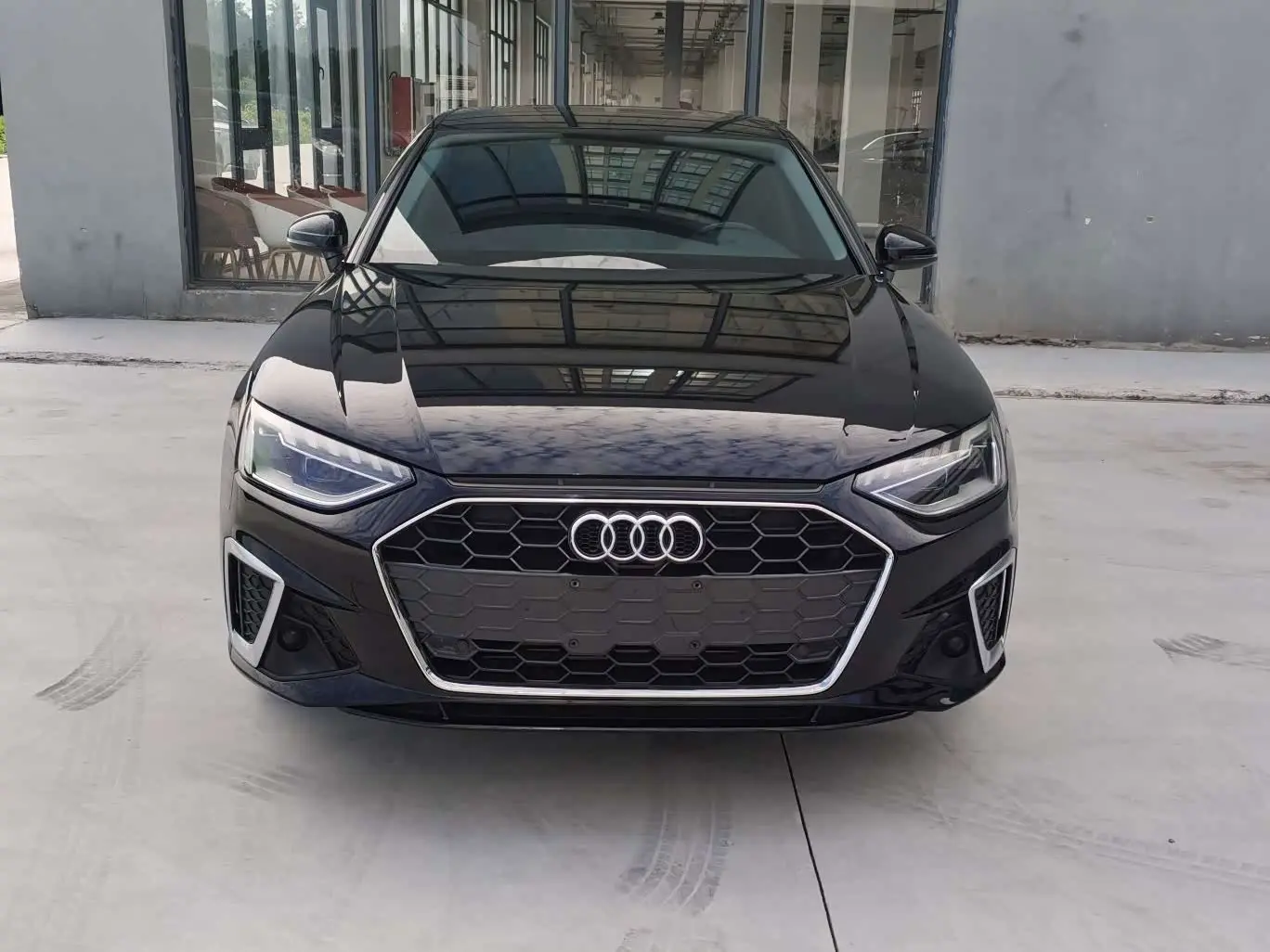 Audi A4L 2022 — Фото 2/9
