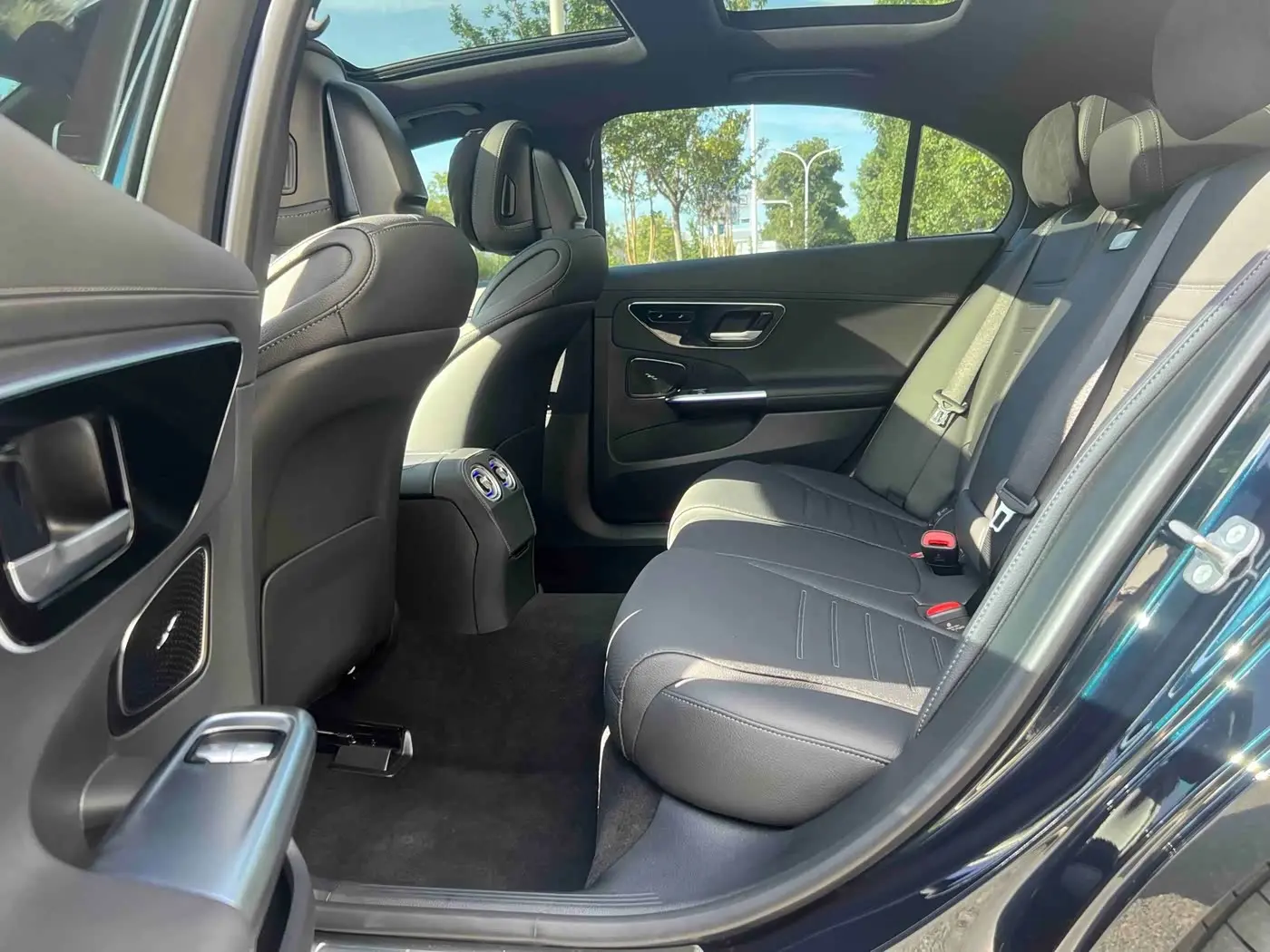 Mercedes-Benz C-Class 2025 — Photo 6/15