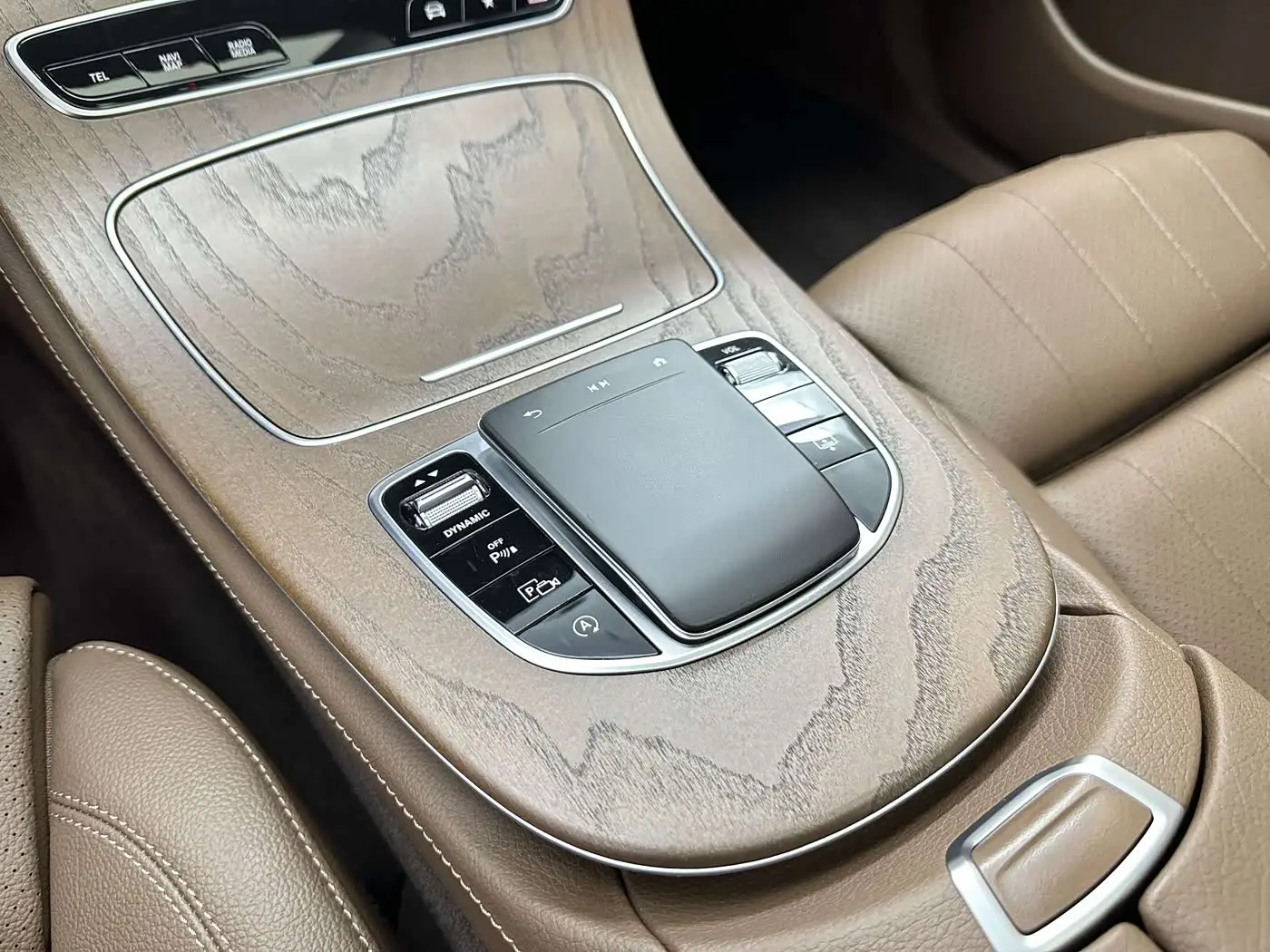 Mercedes-Benz E-Class 2022 — Photo 18/20