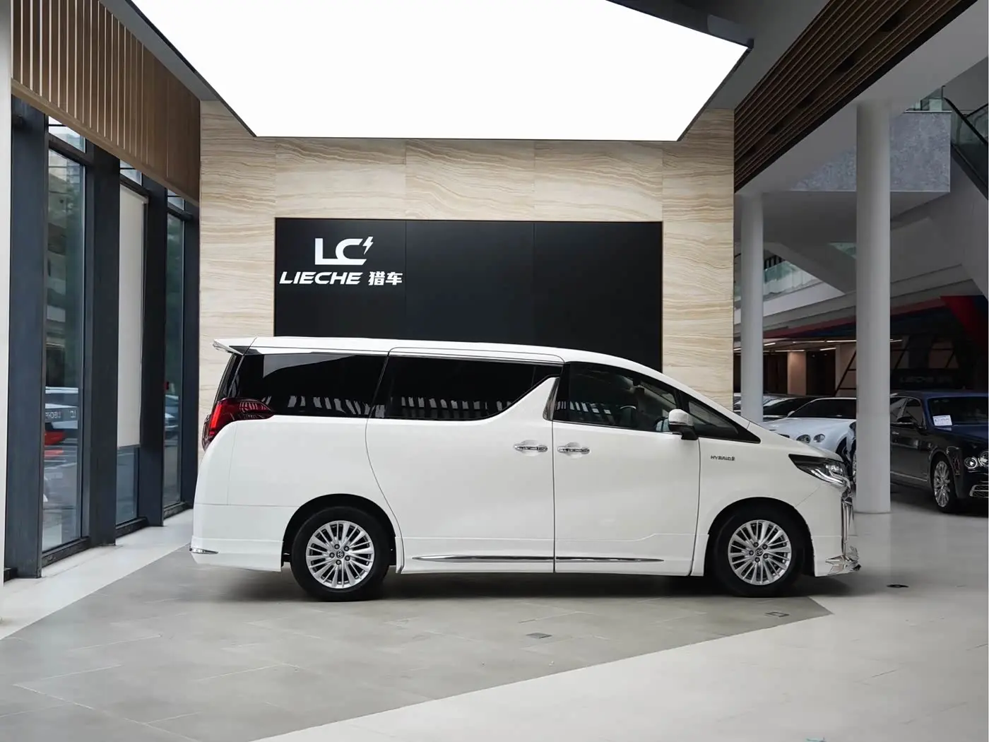 Toyota Alphard 2019 — Фото 3/14