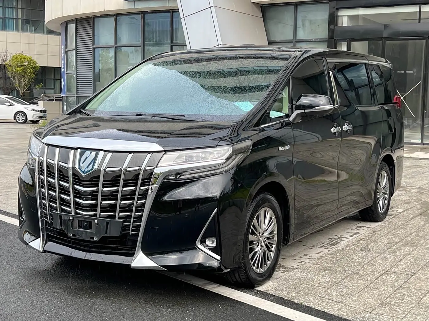 Toyota Alphard 2023 — Photo 1/12