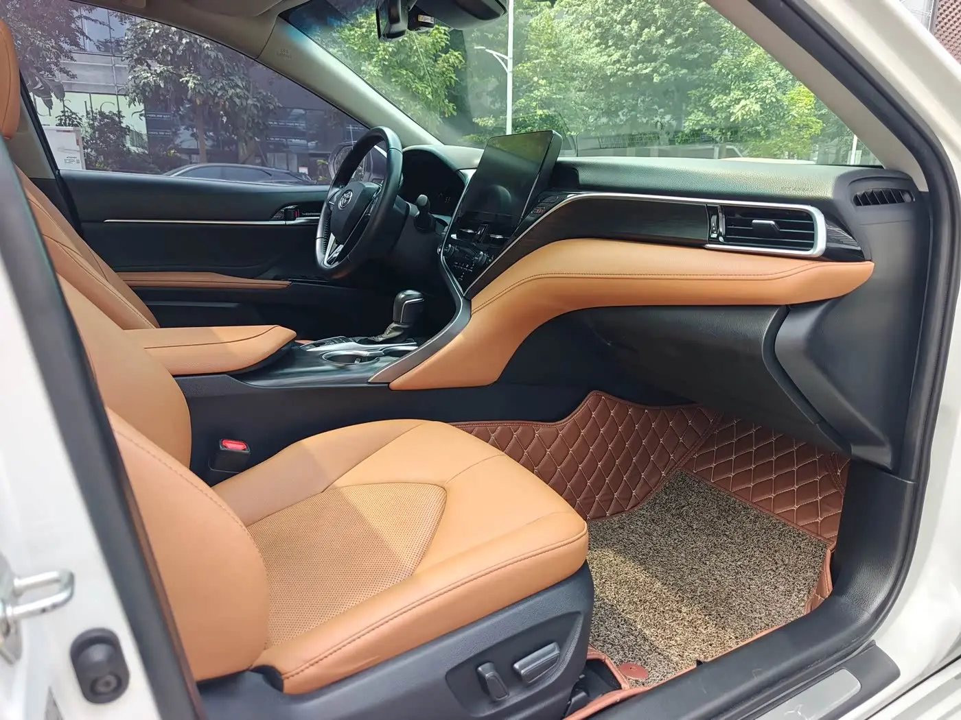 Toyota Camry 2021 — ფოტო 10/20