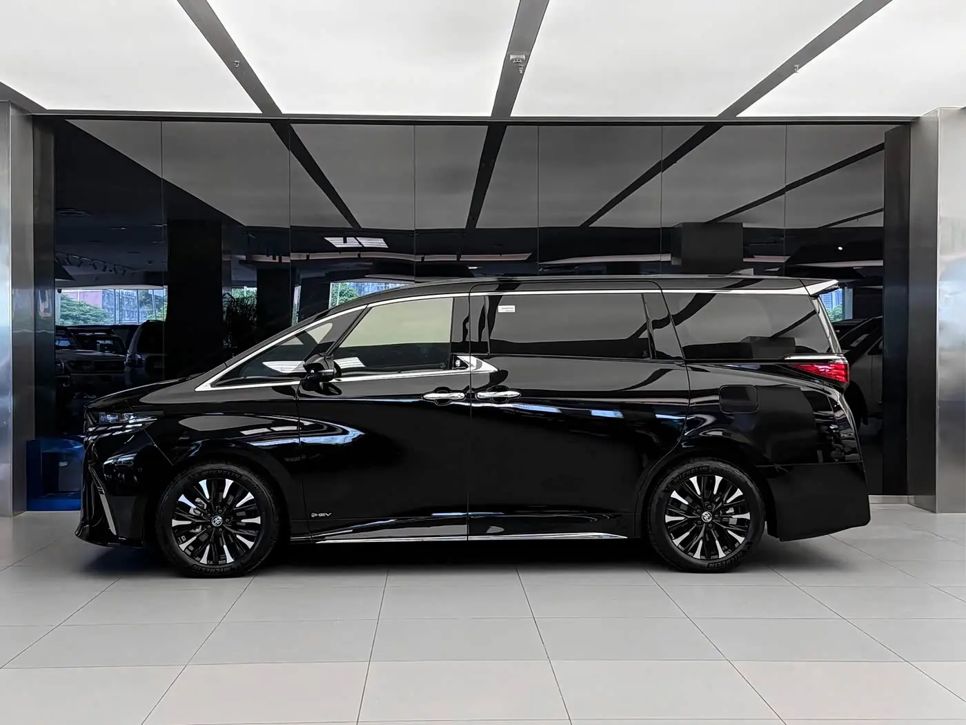Toyota Alphard 2023 — Фото 3/10