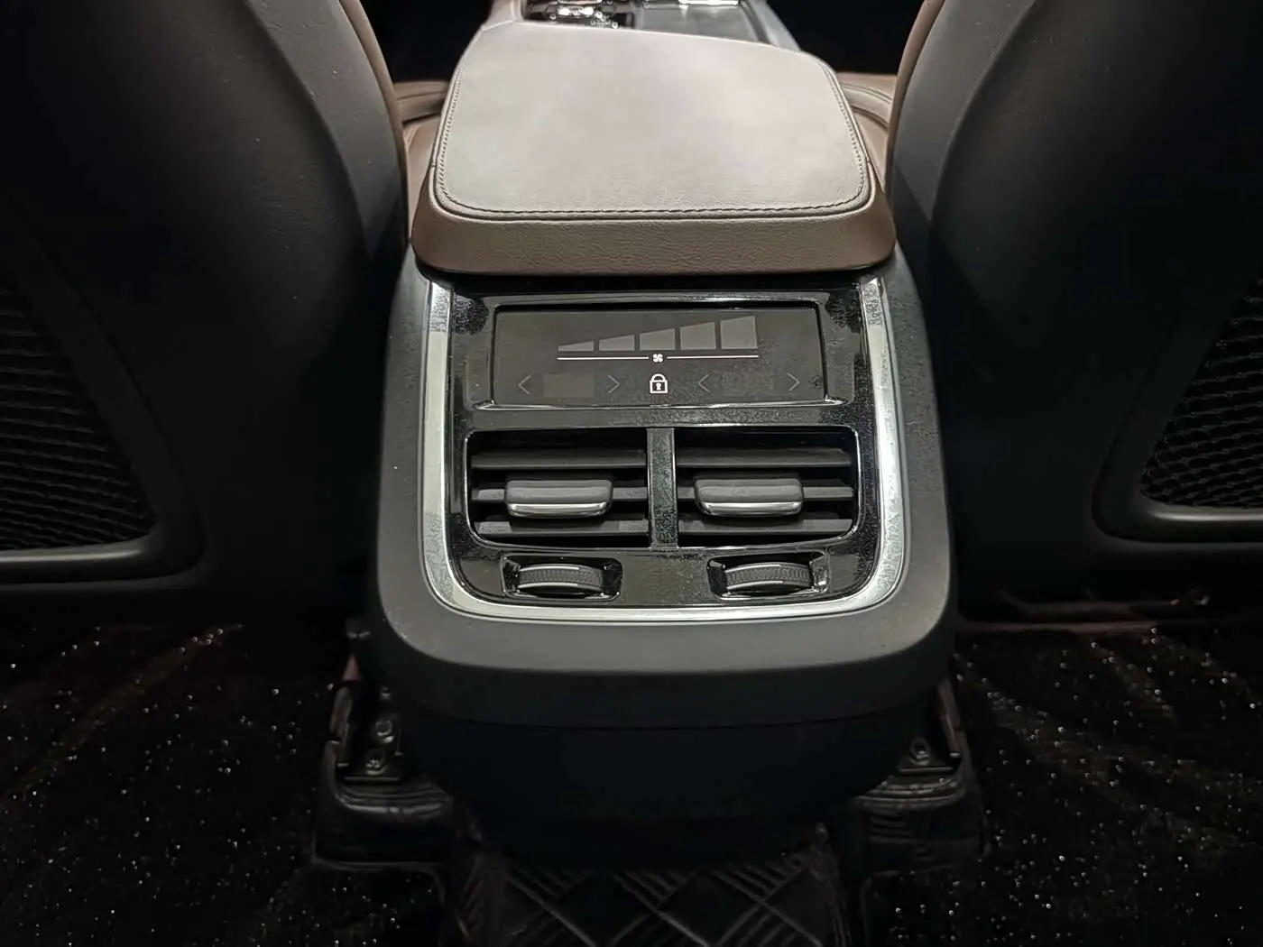 Volvo XC90 2023 — Photo 19/20