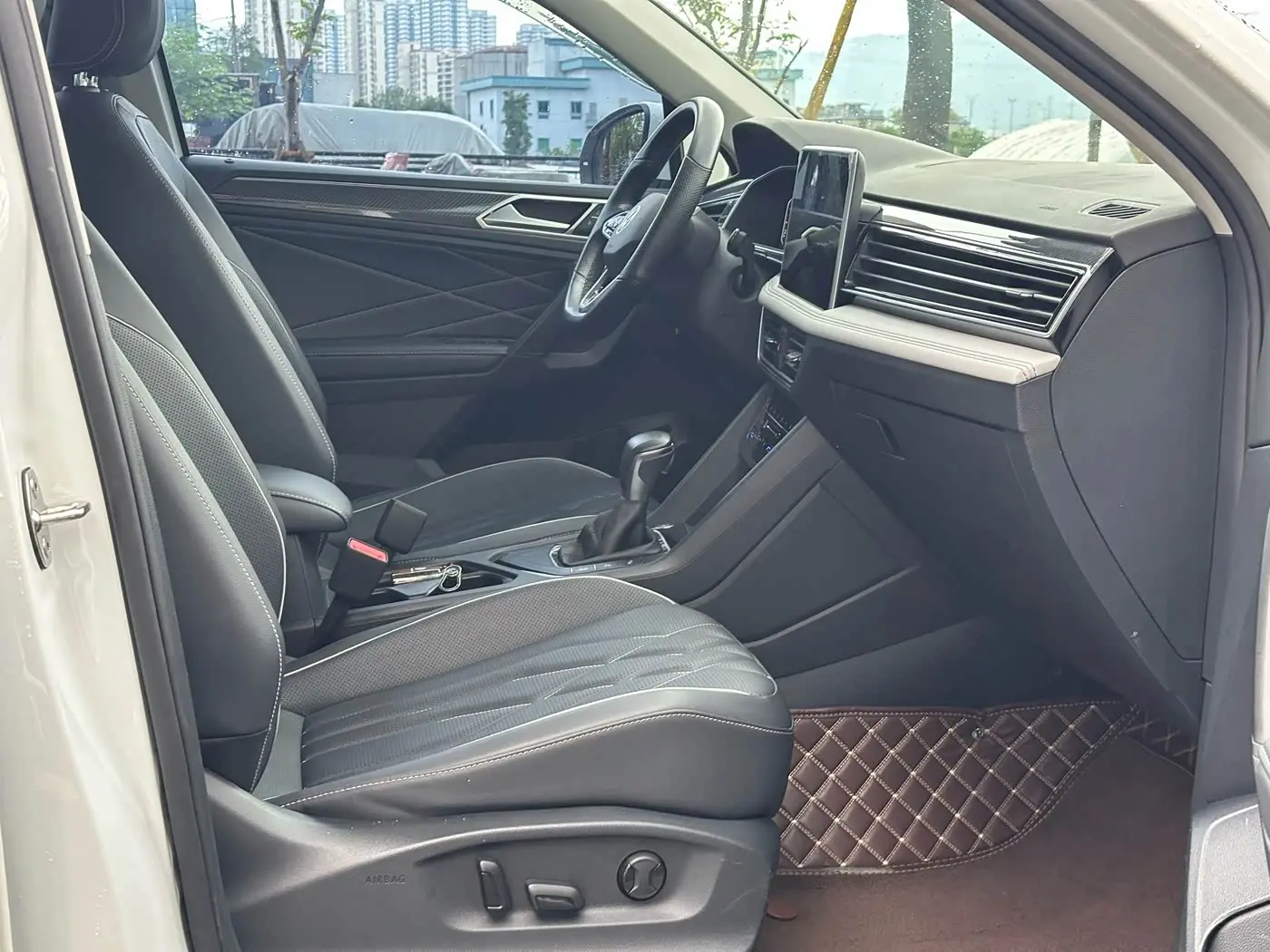 Volkswagen Tiguan L 2023 — Фото 8/15
