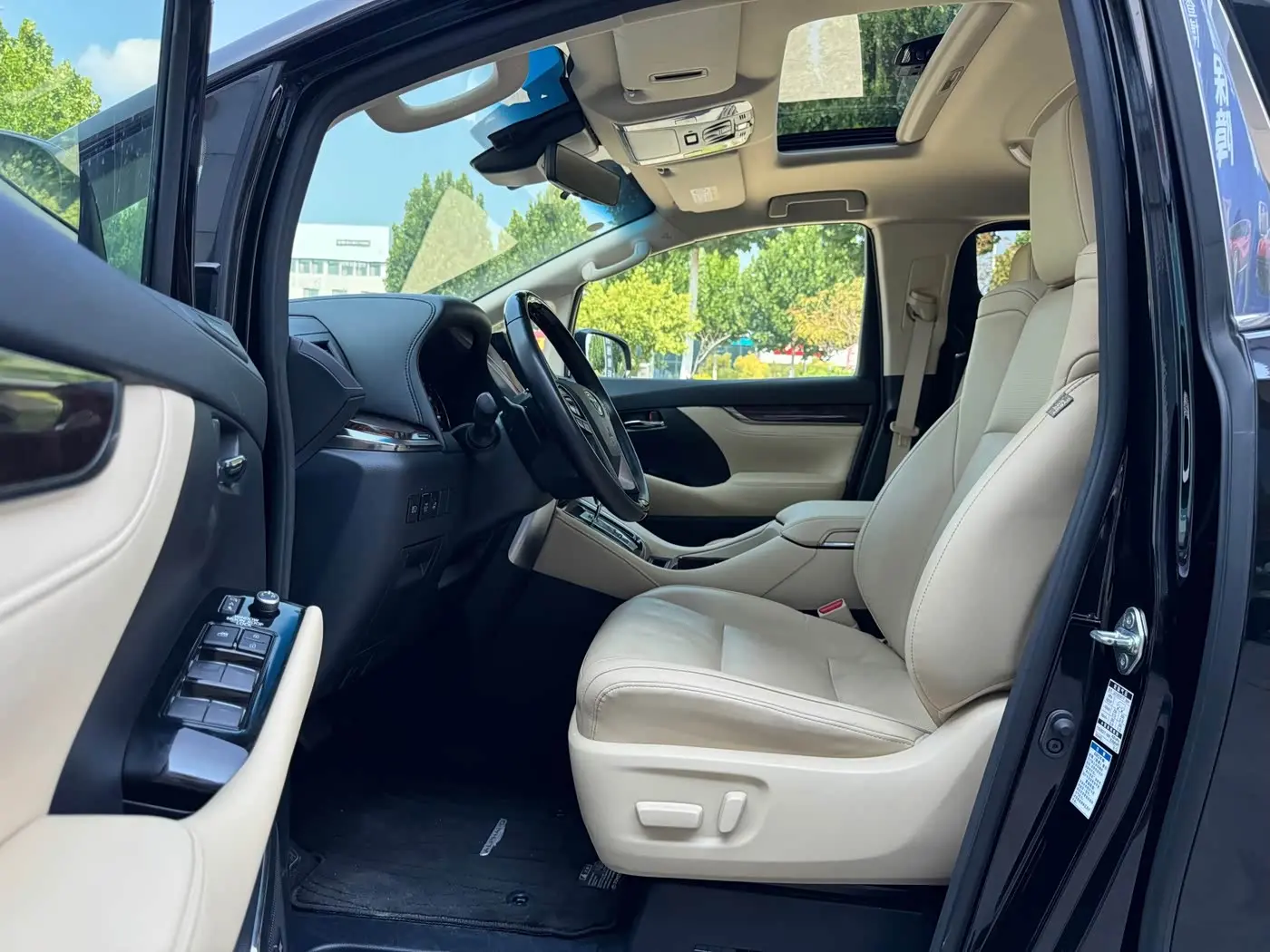 Toyota Alphard 2022 — Фото 9/15