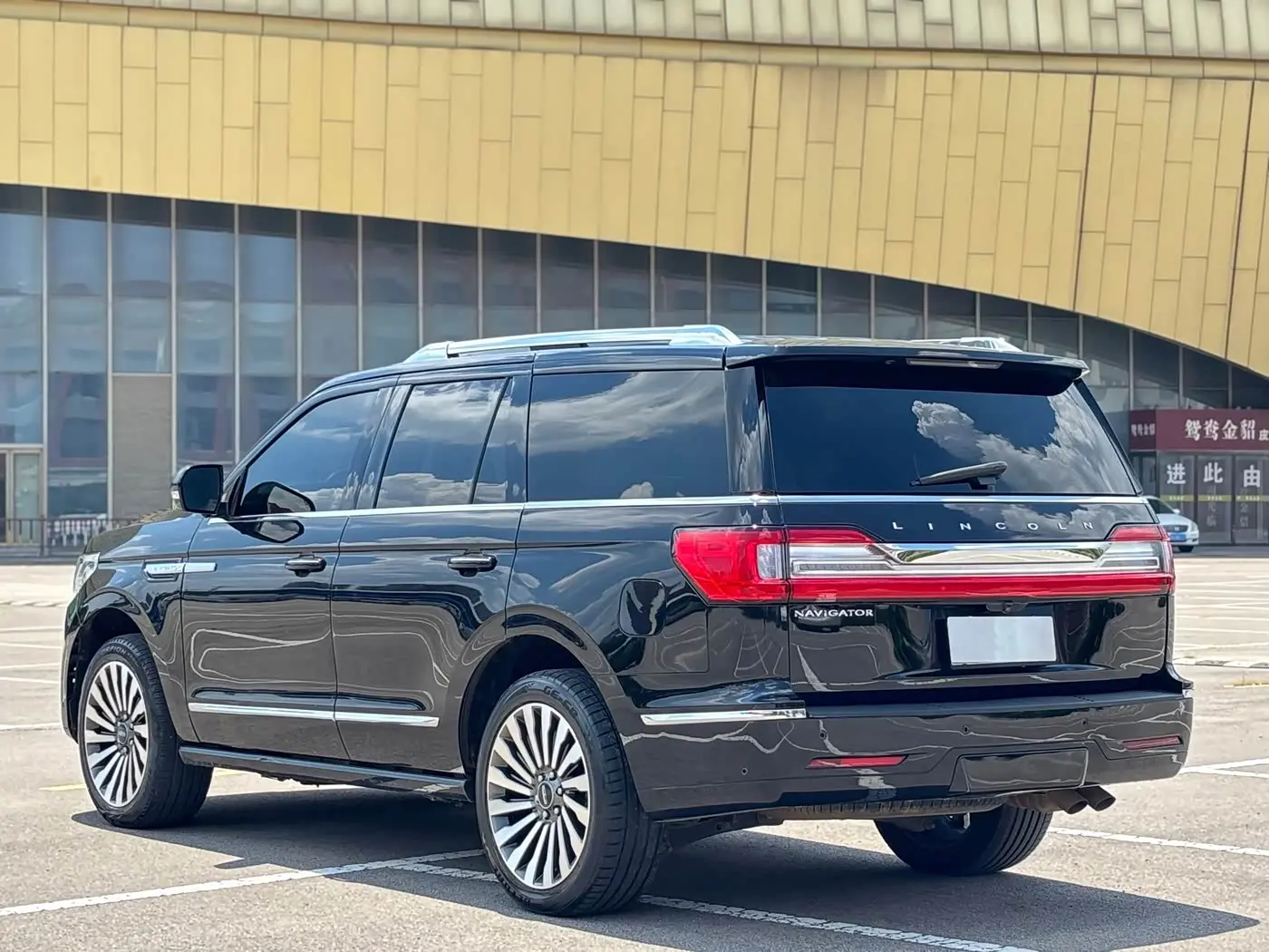 Lincoln Navigator 2021 — Photo 8/10
