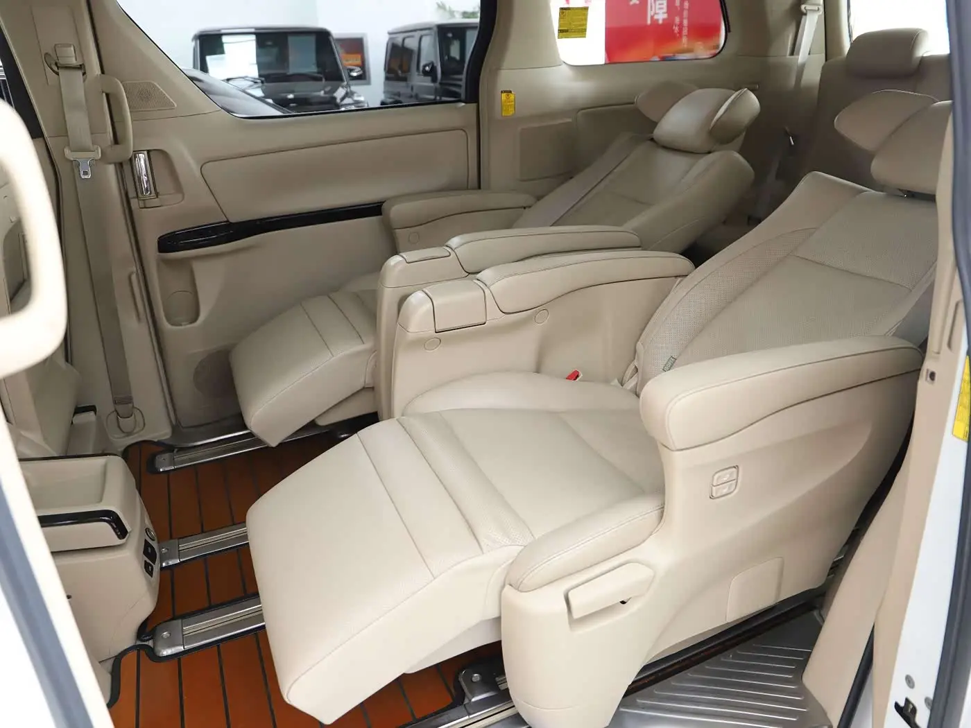 Toyota Alphard 2014 — Photo 8/20