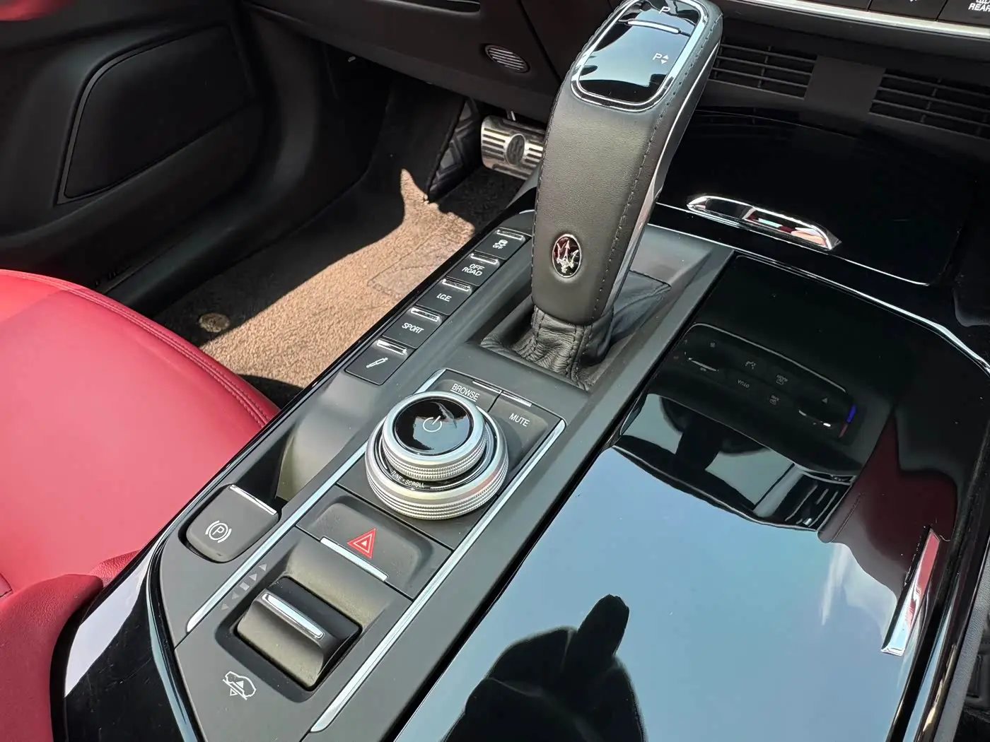 Maserati Levante 2023 — Photo 10/16