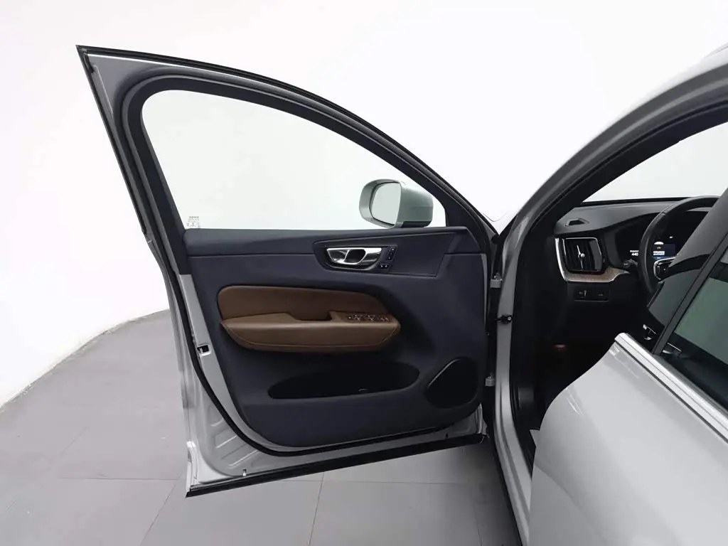 Volvo XC60 2022 — Фото 8/20