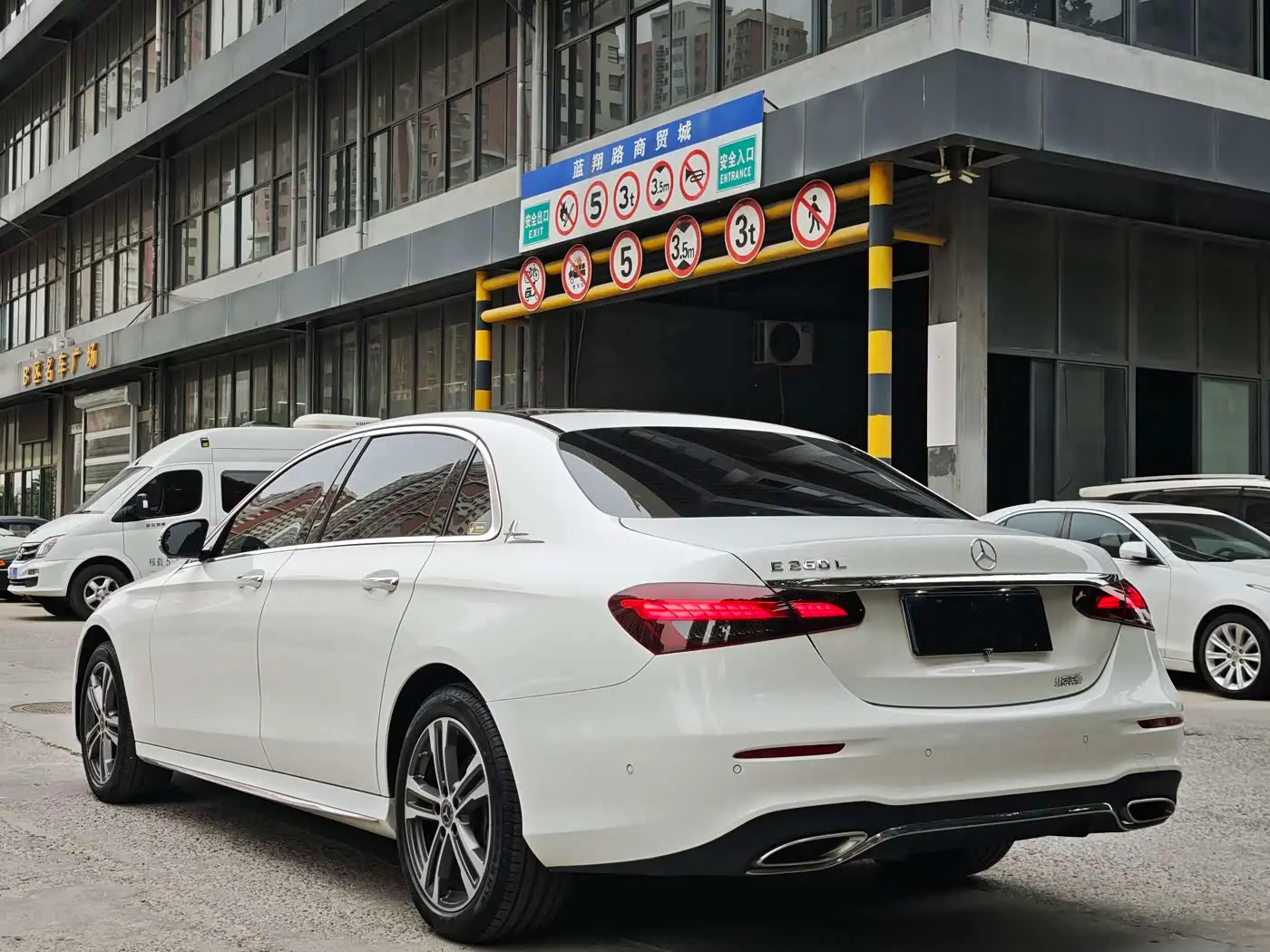 Mercedes-Benz E-Class 2023 — Photo 10/10