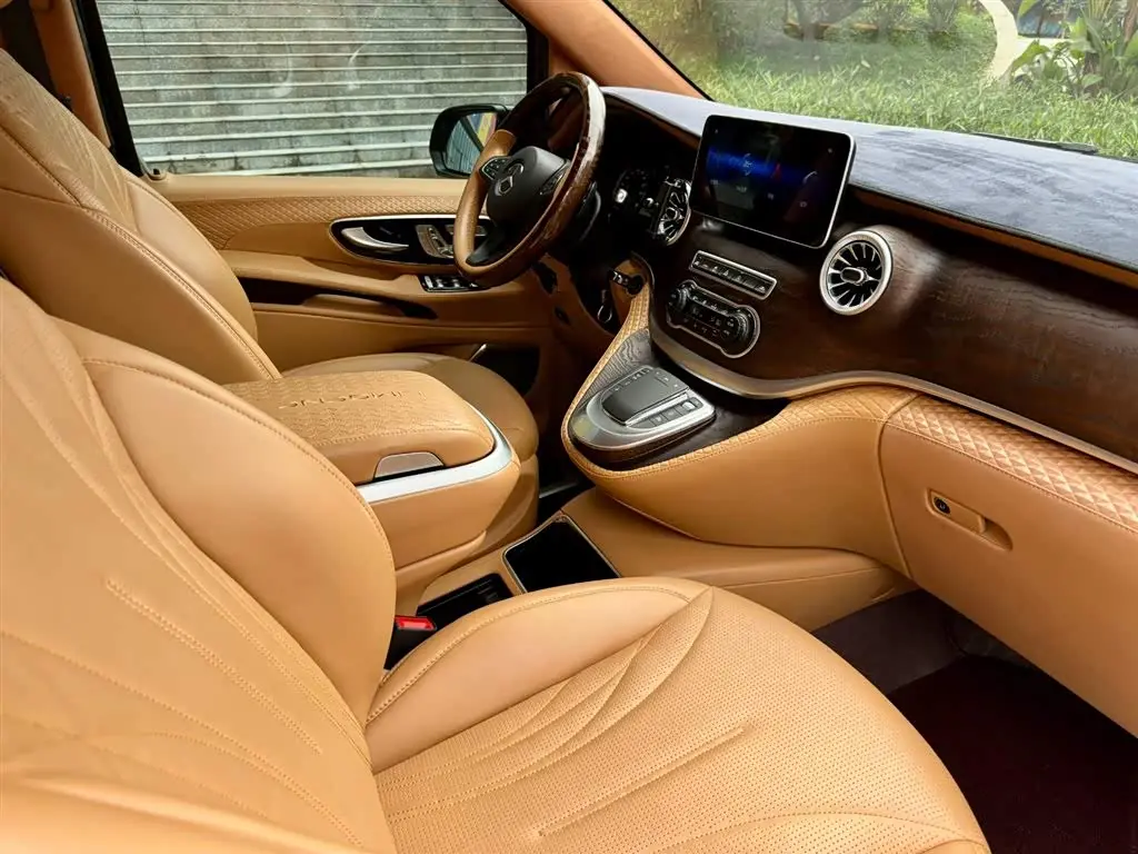 Mercedes-Benz V-Class 2023 — Photo 12/20