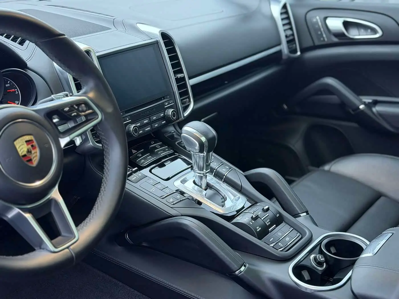 Porsche Cayenne 2017 — Фото 10/18