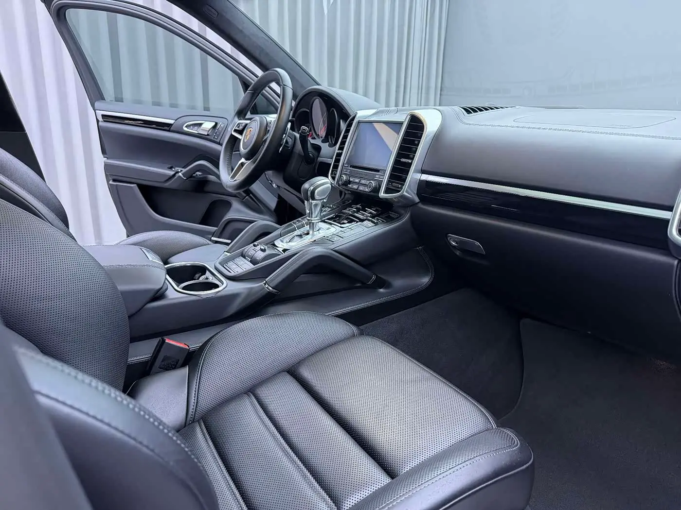 Porsche Cayenne 2017 — Фото 12/18
