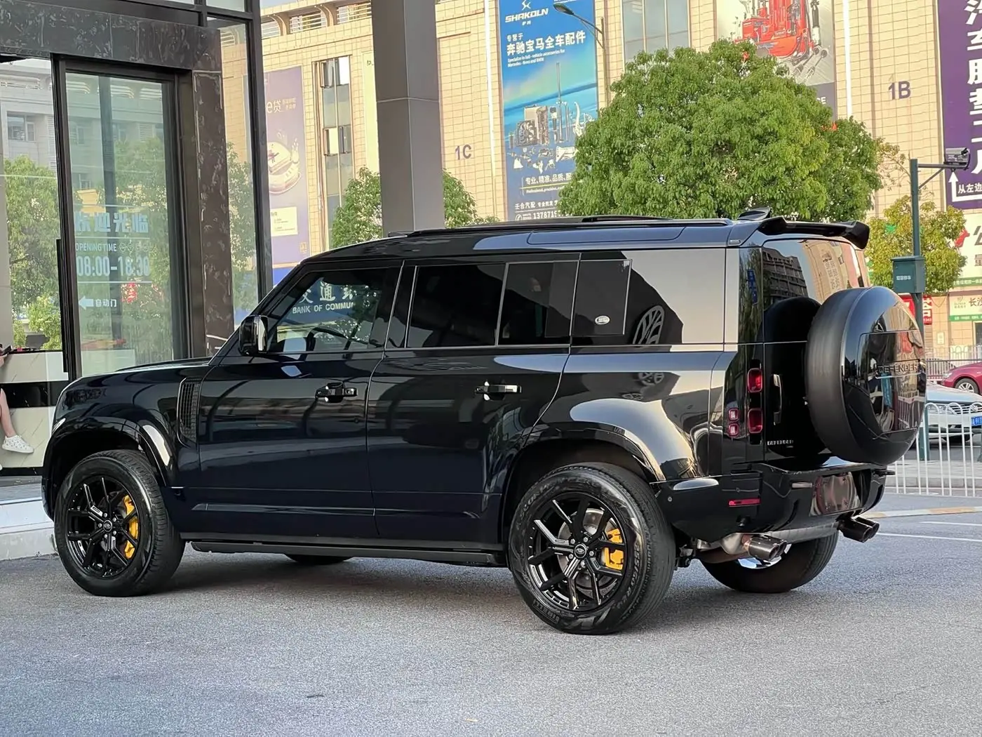 Land Rover Defender 2023 — Photo 7/9