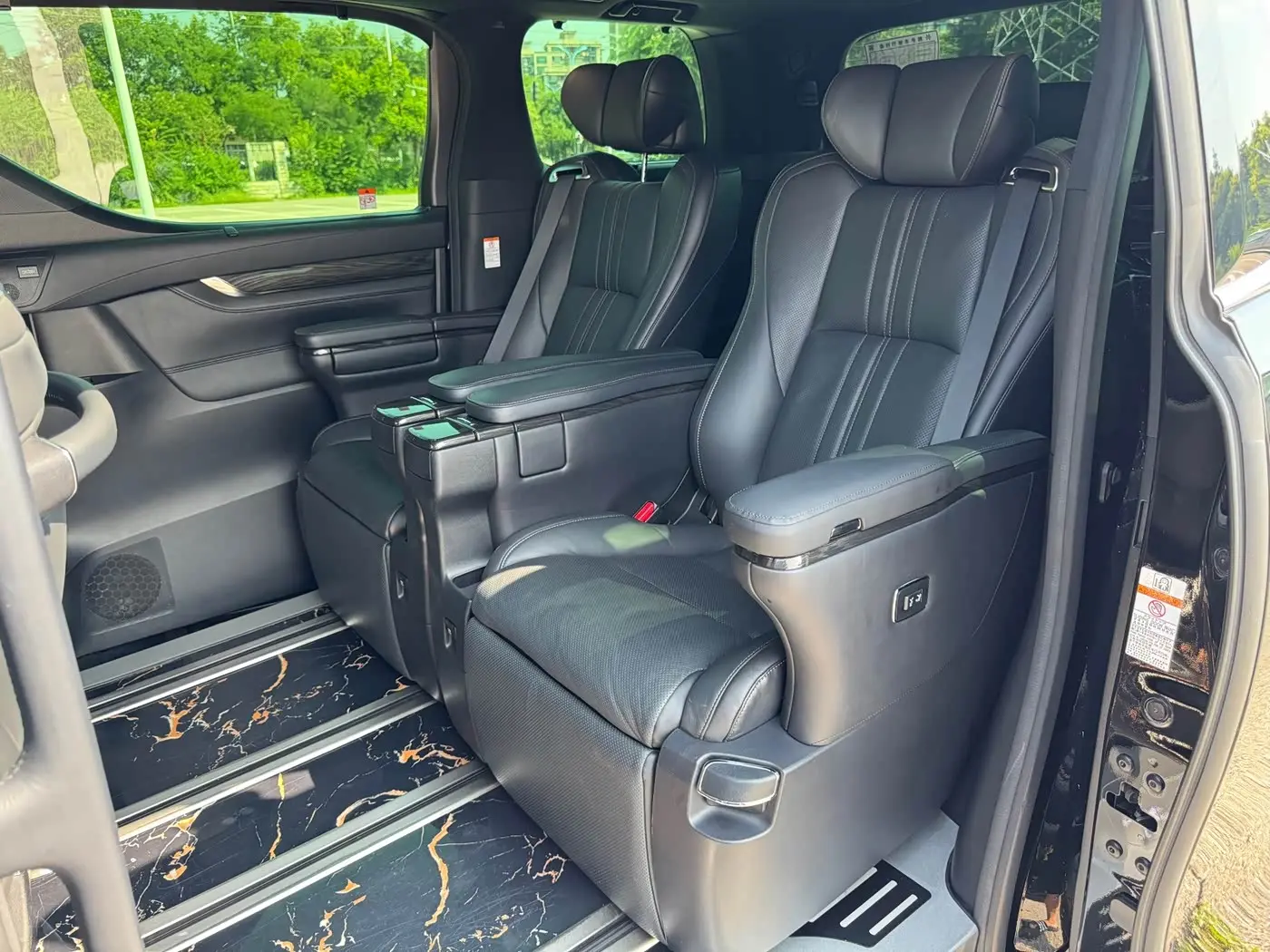 Lexus LM 2020 — Photo 16/20