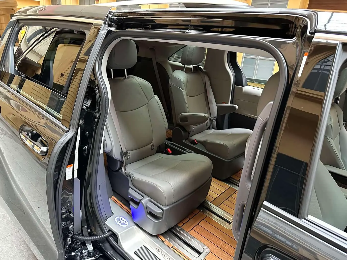 Toyota Granvia 2023 — Photo 10/18