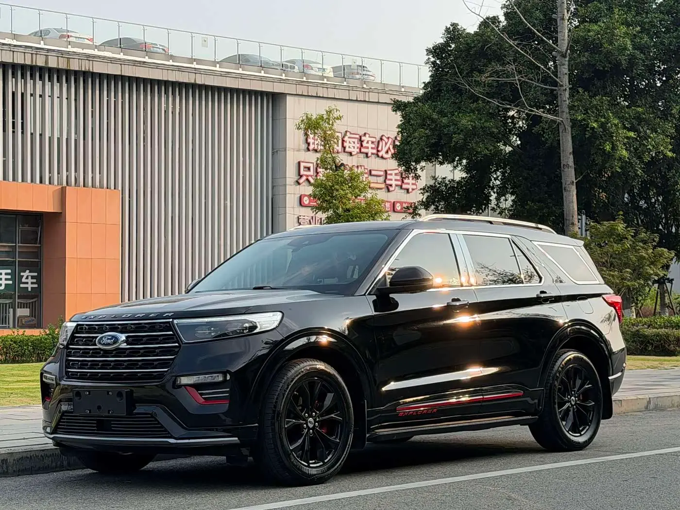 Ford Explorer 2021 — Фото 1/15