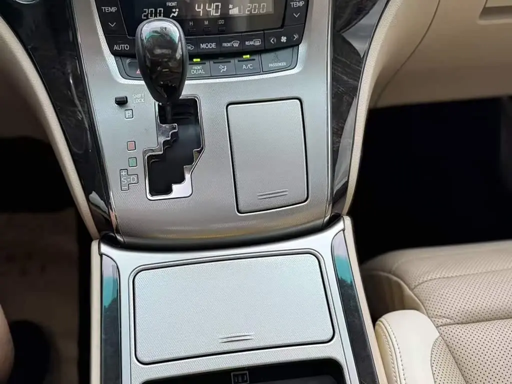 Toyota Alphard 2014 — Photo 11/18