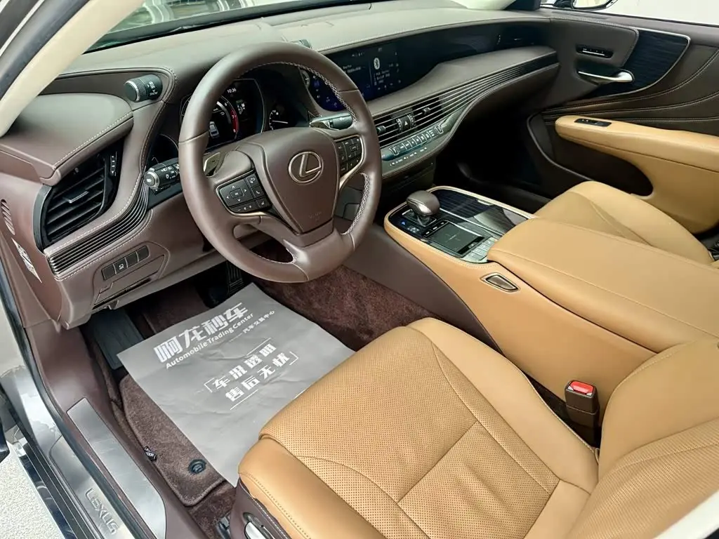 Lexus LS 2020 — Photo 8/14