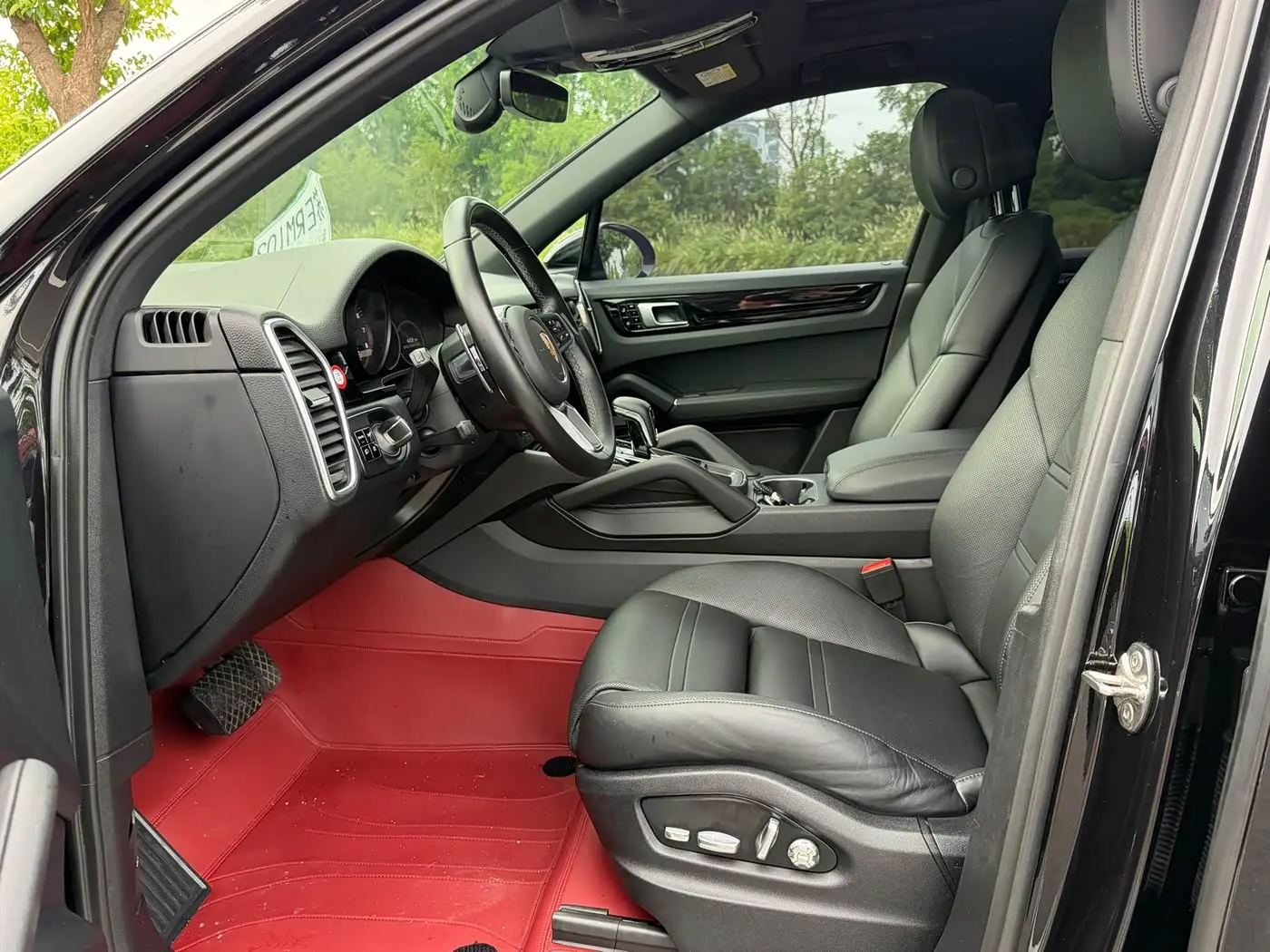 Porsche Cayenne 2020 — Photo 8/19
