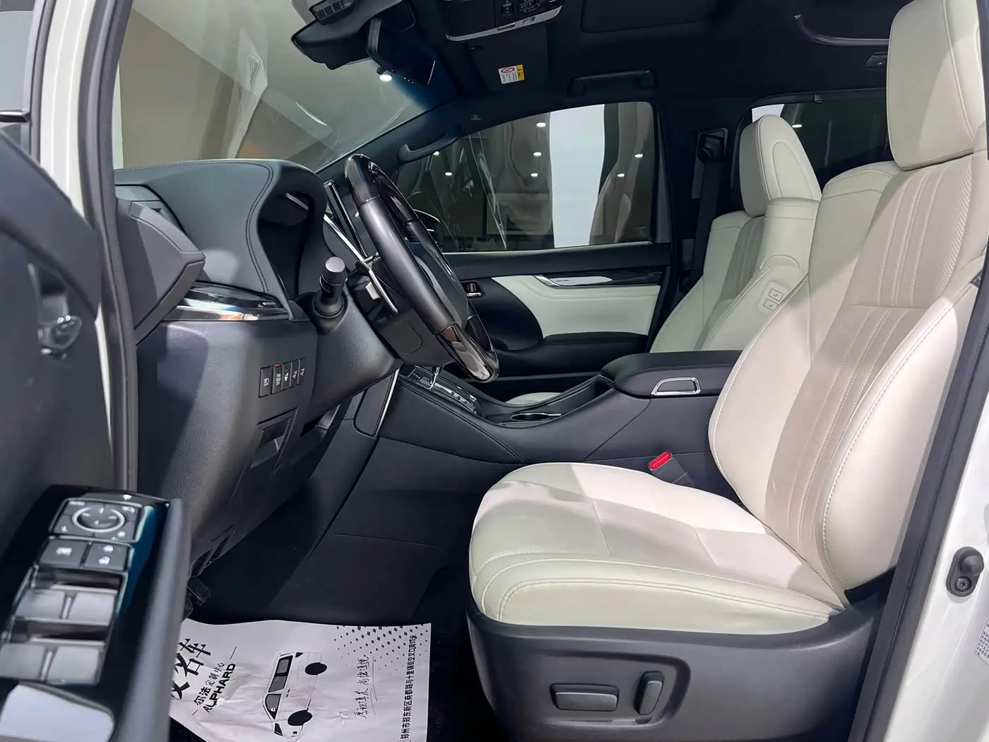 Lexus LM 2022 — Photo 14/20