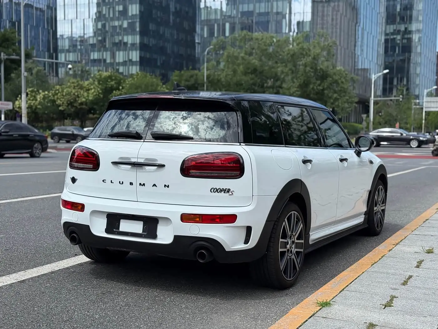 MINI CLUBMAN 2024 — Фото 4/20