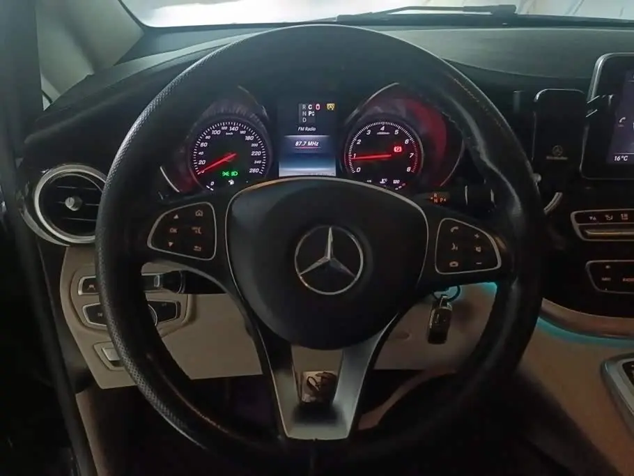 Mercedes-Benz V-Class 2017 — Фото 15/16