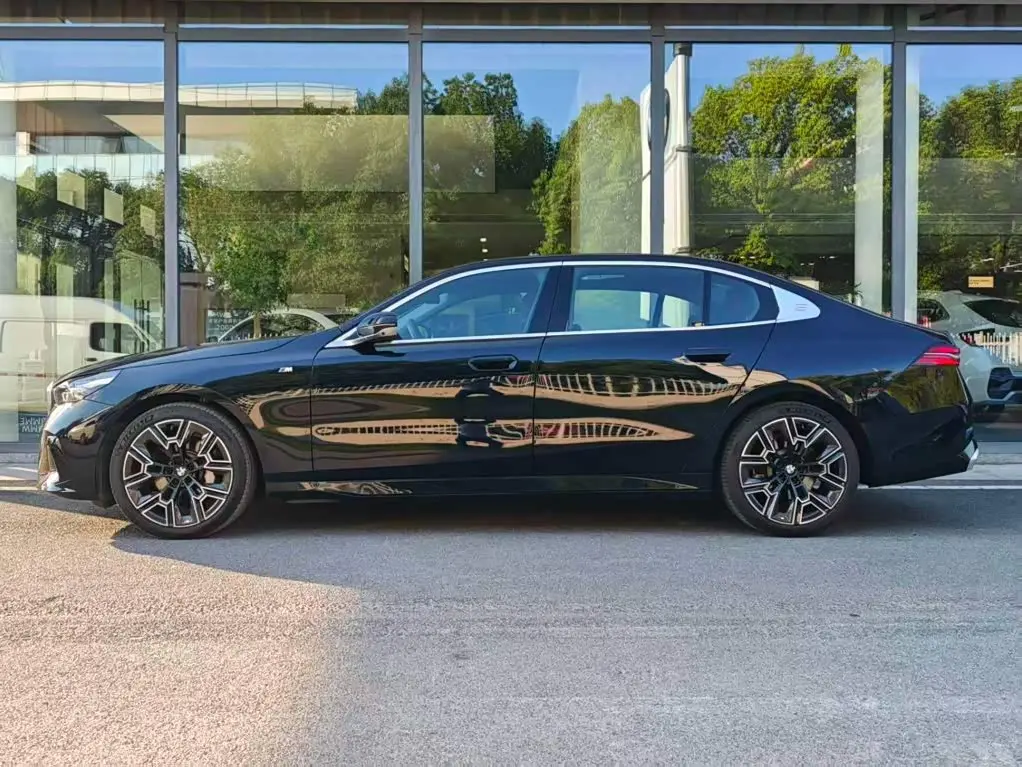 BMW 5 Series 2025 — Şəkil 4/16