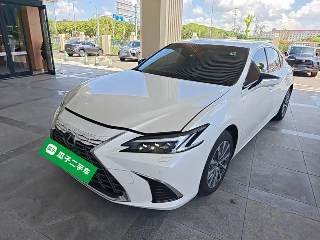 Lexus ES, 2025