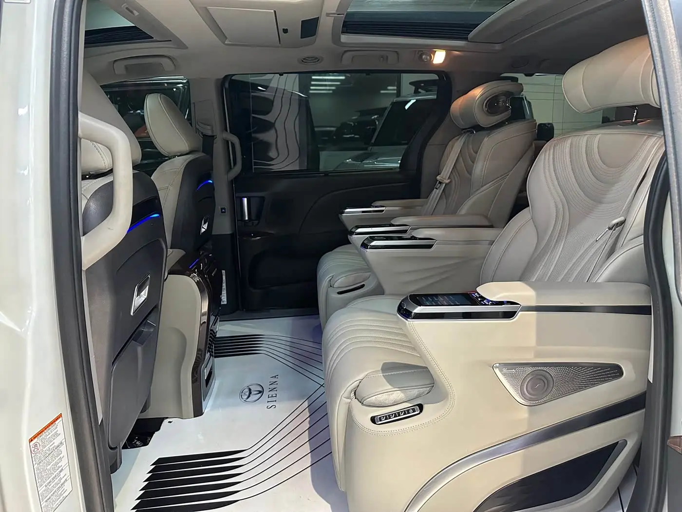 Toyota Sienna 2017 — Şəkil 14/18