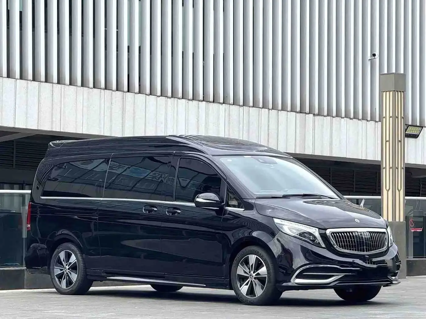 Mercedes-Benz V-Class 2023 — Фото 2/19