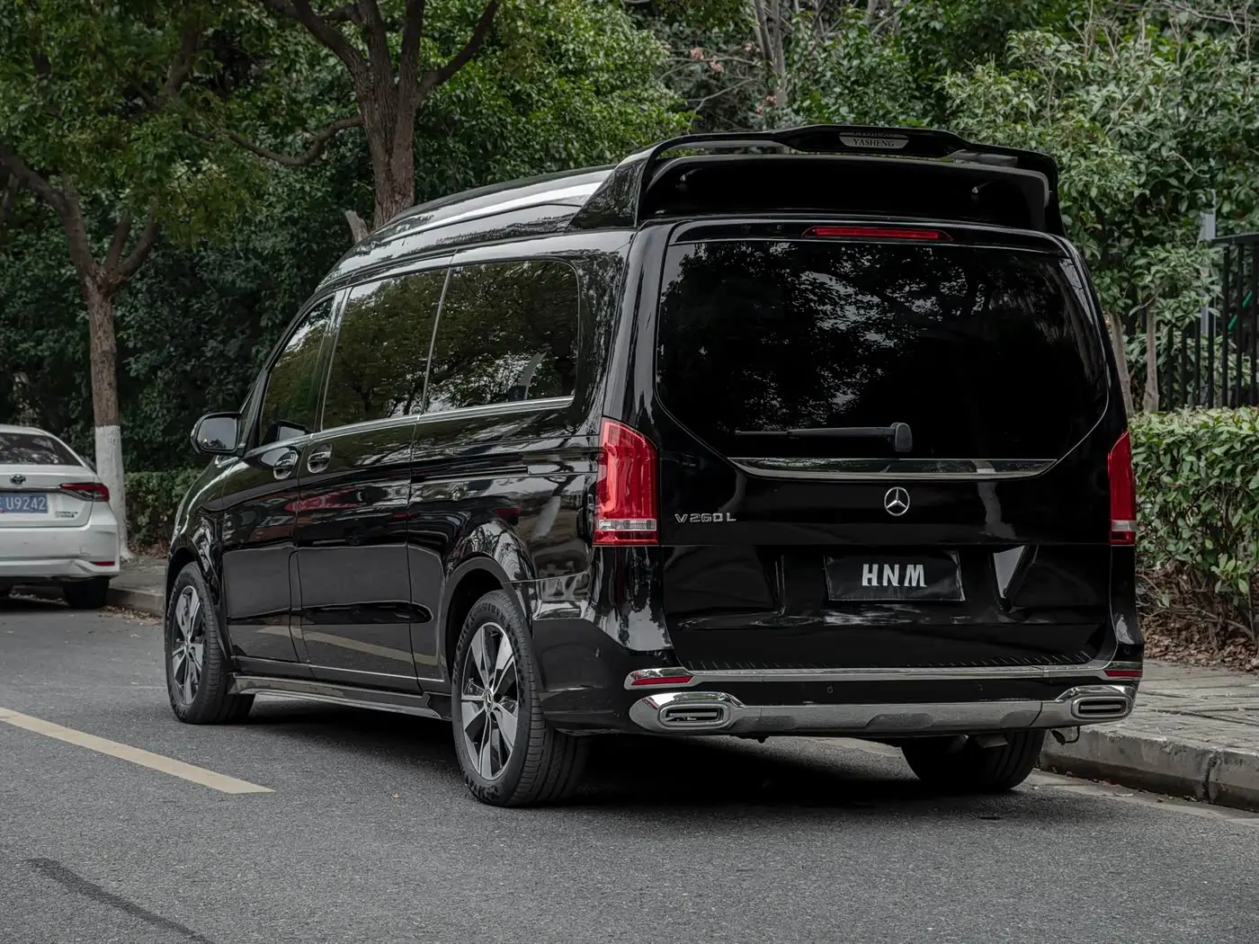 Mercedes-Benz V-Class 2023 — Photo 4/18