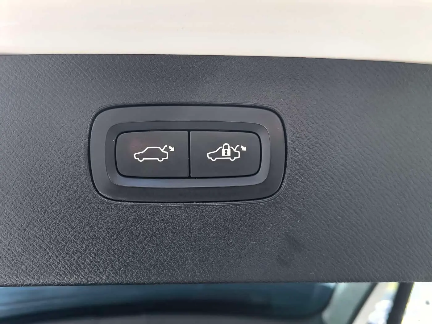 Volvo XC90 2017 — ფოტო 14/15