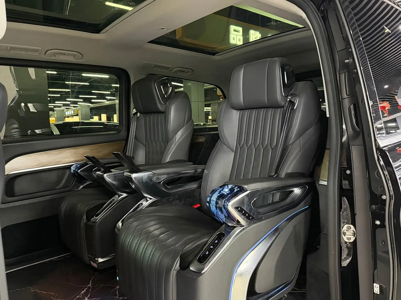 Mercedes-Benz V-Class 2024 — Фото 12/16