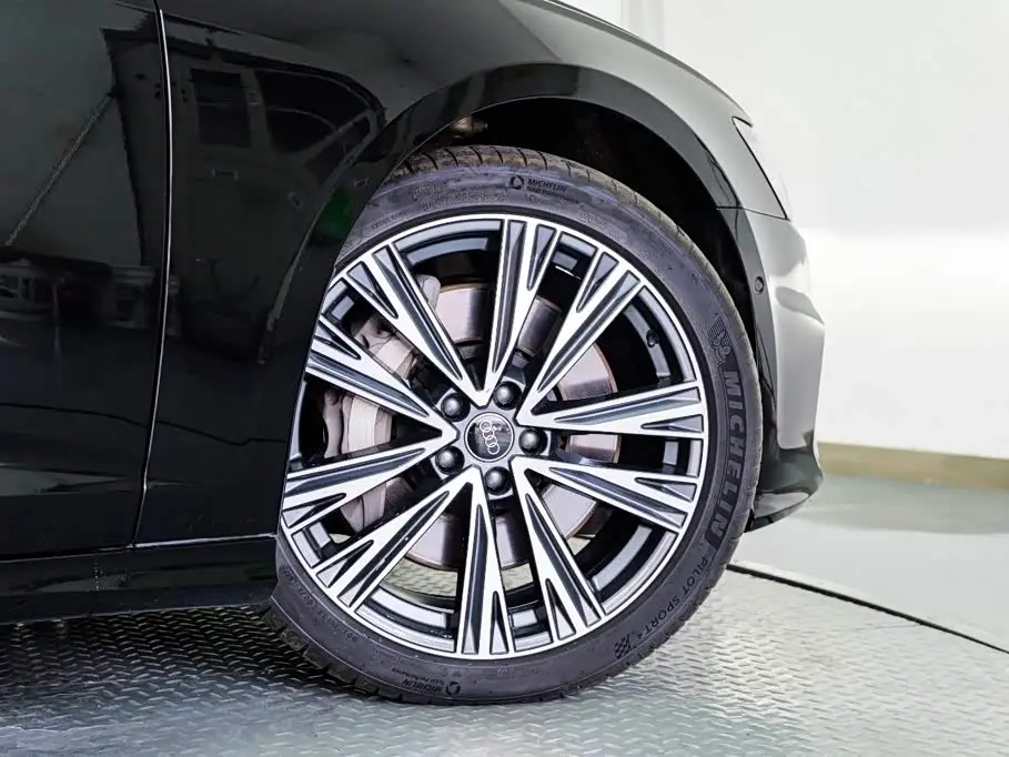 Audi A6L 2023 — Photo 6/20