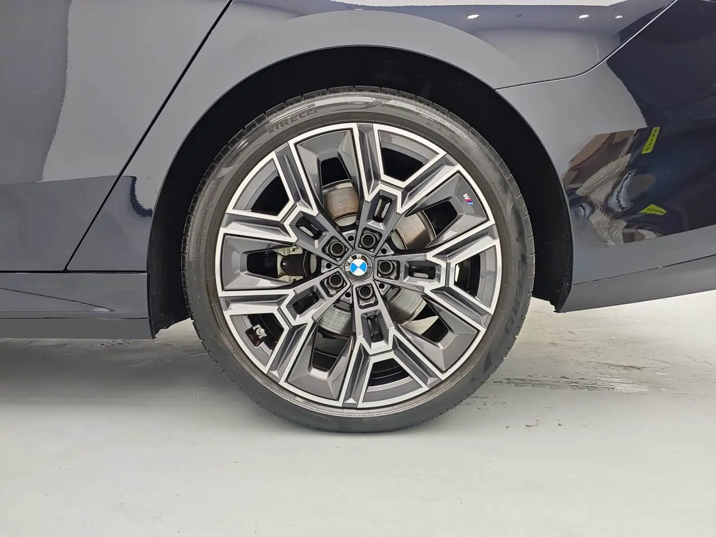 BMW 5 Series 2025 — Фото 9/20