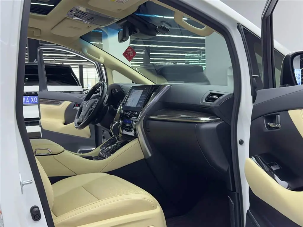 Toyota Vellfire 2022 — Photo 8/20