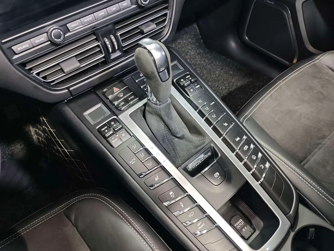 Porsche Macan 2020 — Photo 17/20