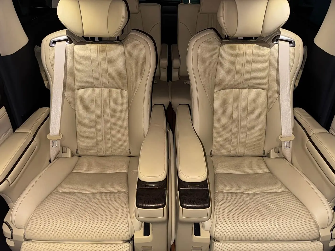 Toyota Vellfire 2021 — Photo 8/12