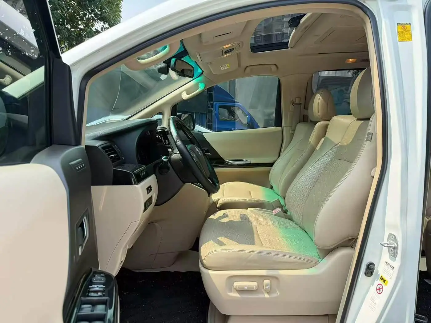 Toyota Alphard 2012 — Photo 5/9